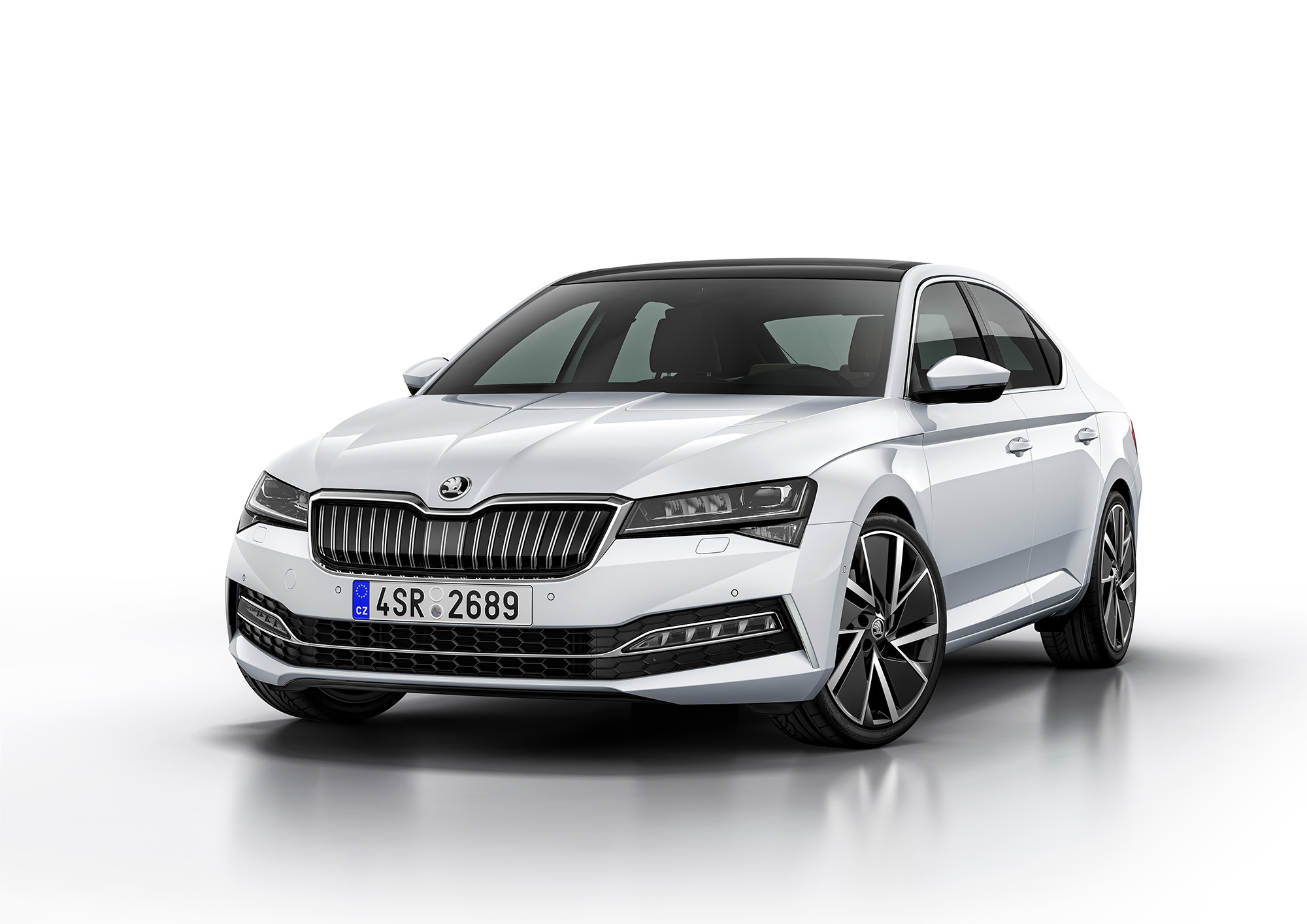 Обновлённая Skoda Superb научилась заряжаться от розетки — ДРАЙВ