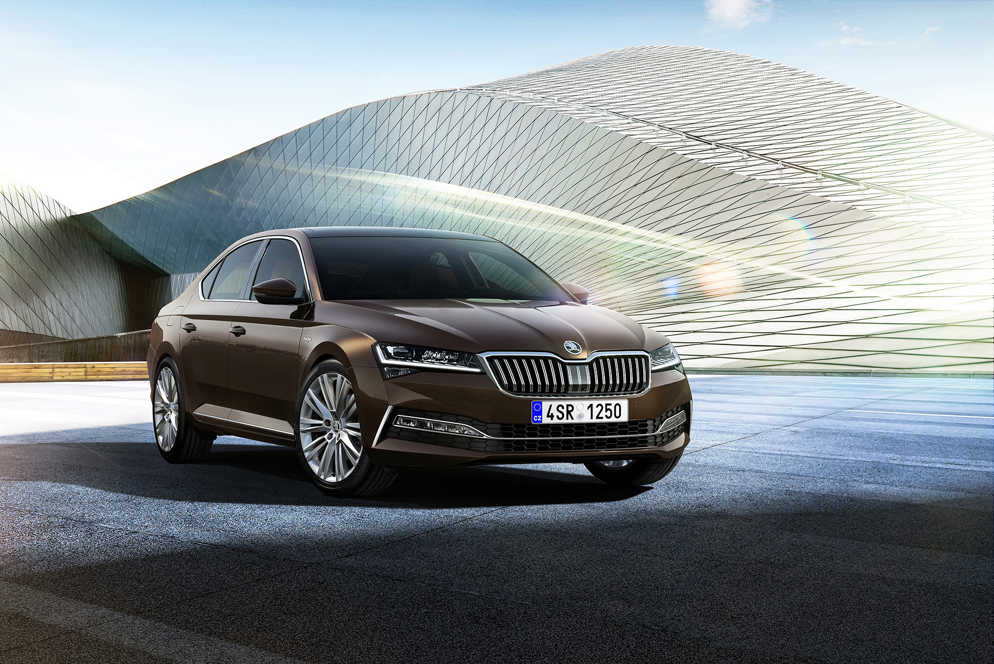 Обновлённая Skoda Superb научилась заряжаться от розетки — ДРАЙВ