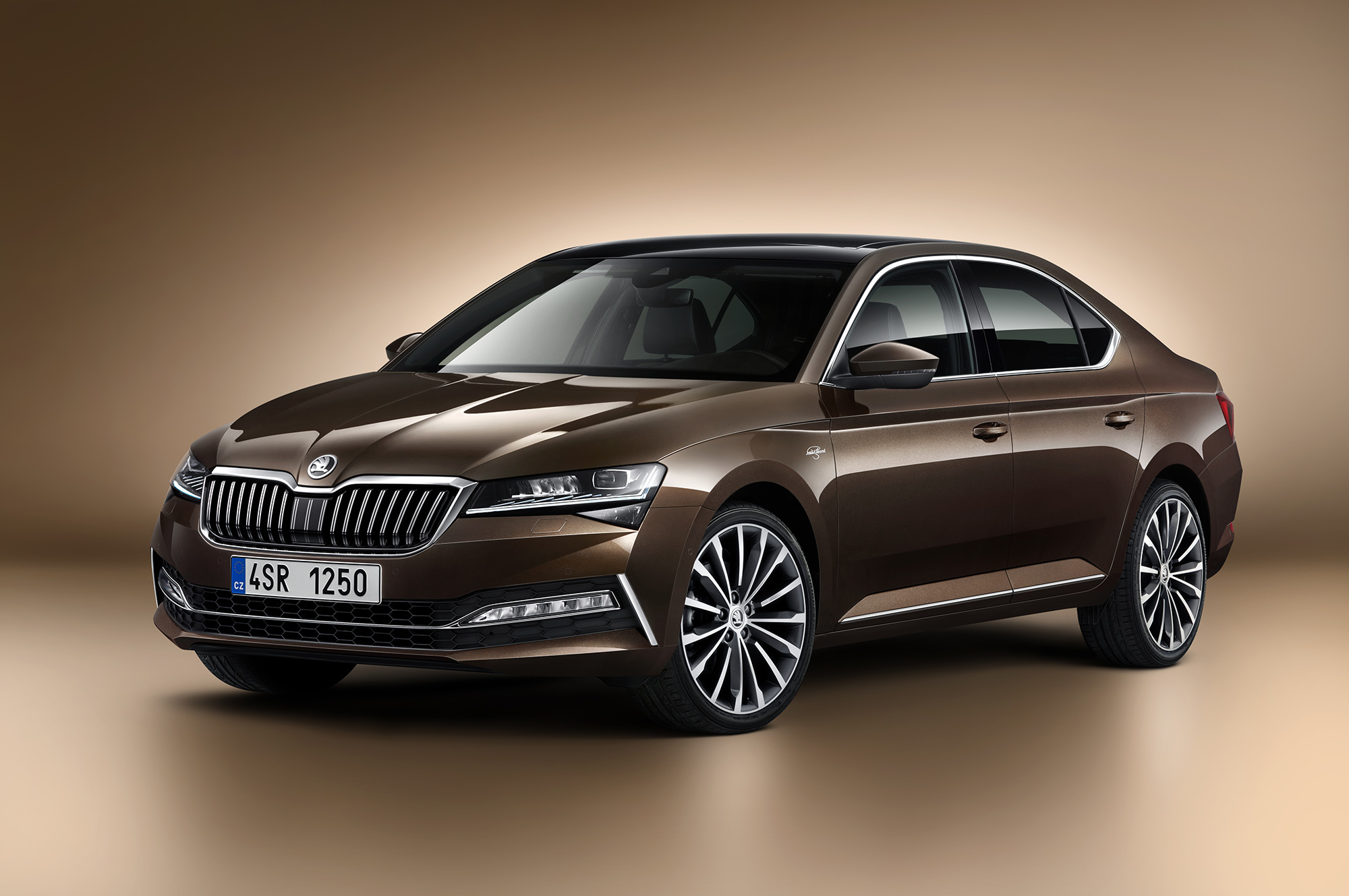 Обновлённая Skoda Superb научилась заряжаться от розетки — ДРАЙВ