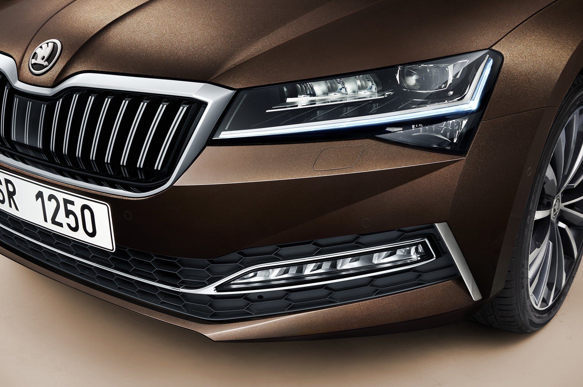 Обновлённая Skoda Superb научилась заряжаться от розетки — ДРАЙВ