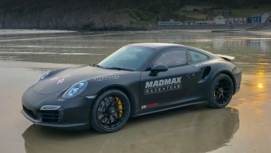 Porsche 911,Porsche 911 turbo. При слове «песок» на ум приходят ралли-рейды и барханы, но в данном случае в качестве трассы был использован ровный пляж Pendine Sands на юге Уэльса, у которого есть своя примечательная автомобильная история.