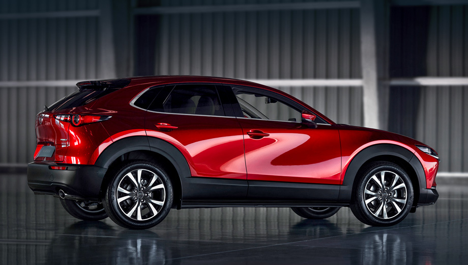 Mazda cx-30. Пока всё указывает на то, что батарейным первенцем бренда станет новый компакт Mazda CX-30, чья платформа Skyactiv-Vehicle Architecture изначально заточена под электрификацию.