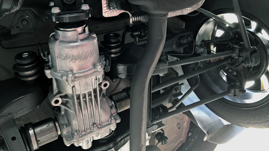             Электромагнитная муфта GKN в приводе задних колёс перекочевала с Каптюра без изменений с той же программой управления. В обычных условиях кроссовер остаётся переднеприводным. Муфта замыкается лишь при пробуксовке передних колёс. Кроме того, узел можно заблокировать принудительно, чтобы момент распределялся по осям поровну. Скорость движения в режиме 4WD Lock достигает 80 км/ч, после чего система переходит в авторежим.
