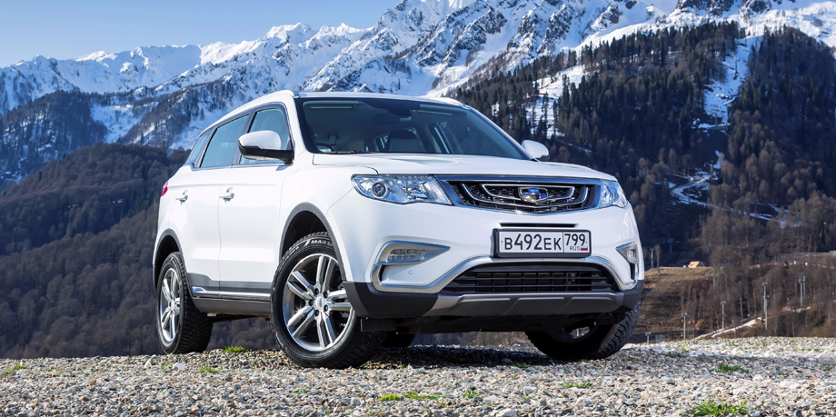             Самый успешный китайский бренд Geely по абсолютным числам продаж (4032 машины) находится за пределами первой двадцатки марок. Но по темпам роста (в процентном отношении) именно он лидирует: в сравнении с первым полугодием 2018-го марка Geely подняла реализацию почти в четыре раза. (На фото — самый популярный автомобиль бренда кроссовер <a href="/e/B02WgEAAAS0" class="c-link">Atlas</a>.)
