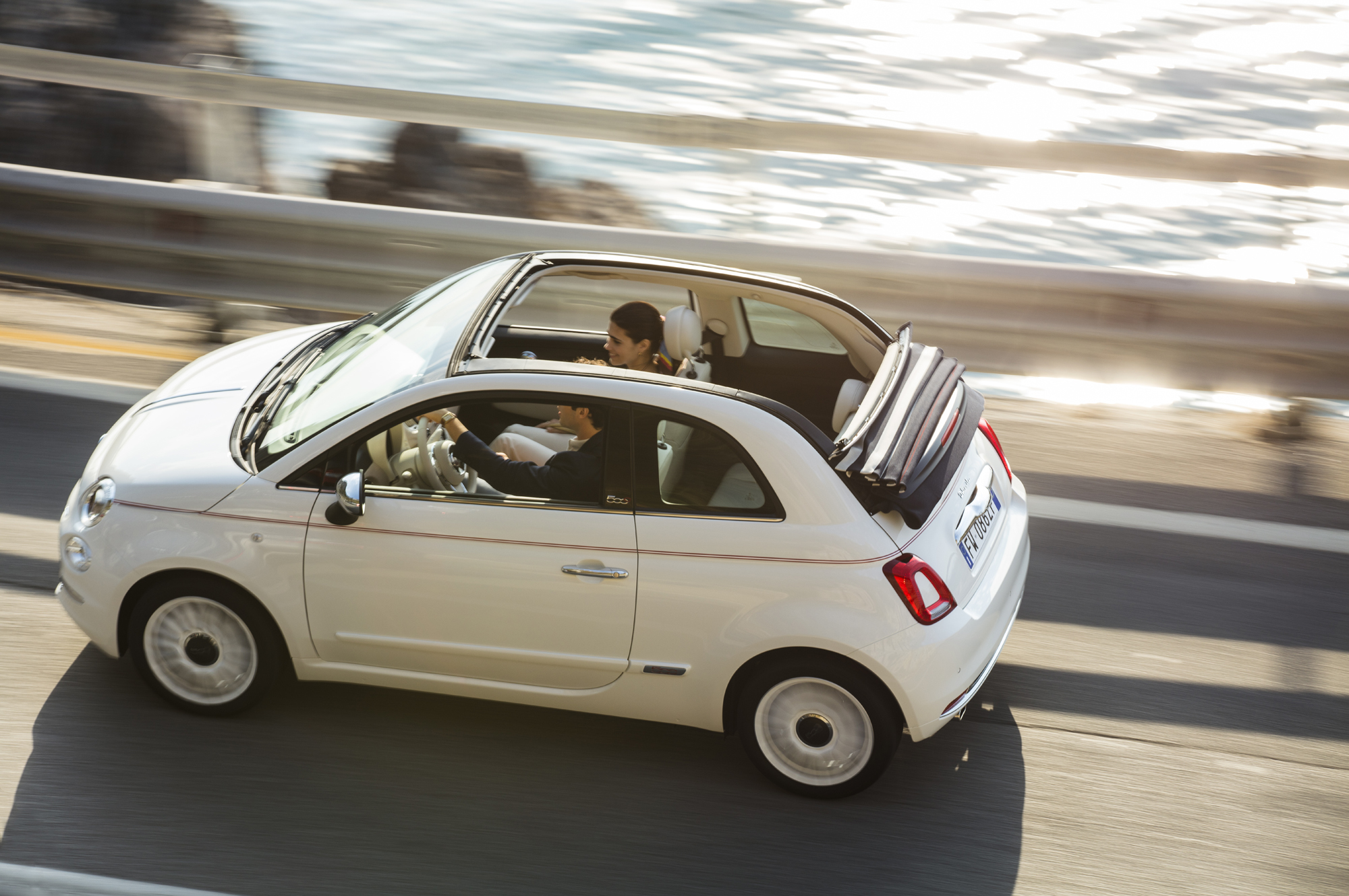 Серия Fiat 500 Dolcevita отправила зрителей в шестидесятые — ДРАЙВ