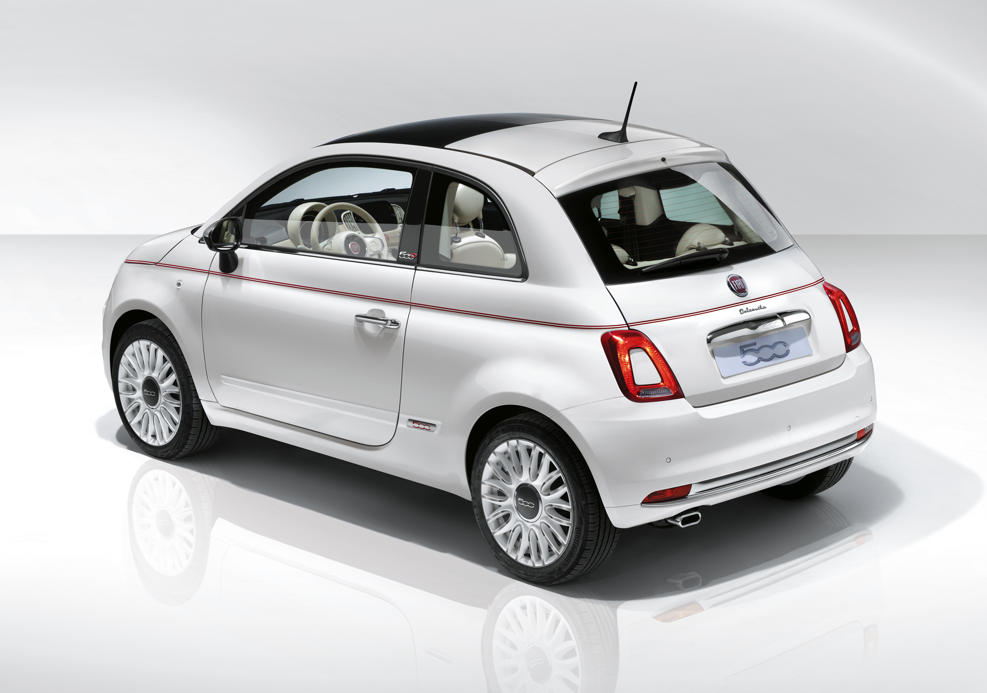 Серия Fiat 500 Dolcevita отправила зрителей в шестидесятые — ДРАЙВ