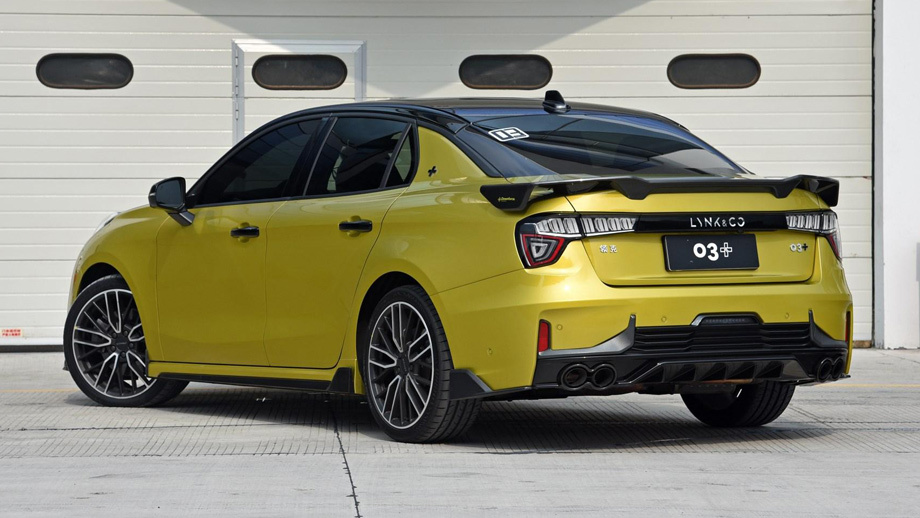             Глянцево-чёрные крыша, стойки, корпуса зеркал, дверные ручки и так далее — отличительные признаки «плюса». Системе выпуска с парой двустволок позавидует и гоночный Lynk & Co 03 (у него одна по центру). Ожесточённой борьбы с лишним весом не было, поэтому все блага цивилизации на местах, например датчики парковки.
