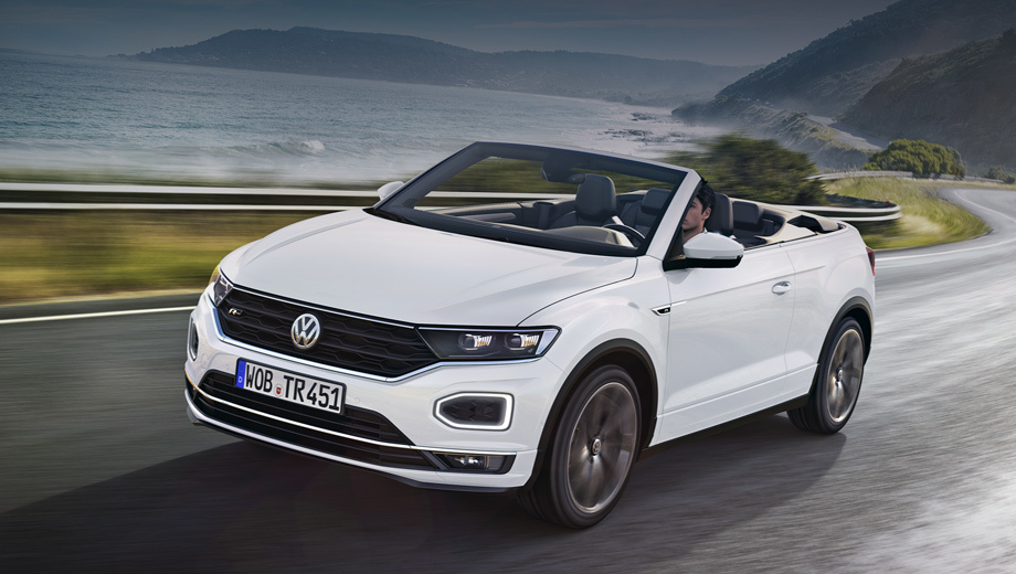 Volkswagen t-roc,Volkswagen t-roc cabriolet. Белый паркетник на всех фото показан в «спортивном» исполнении R-Line, а синий — в базовой версии Style. Других пока не будет. Полноценная премьера «открывашки» пройдёт 10 сентября на автошоу во Франкфурте, а старт европейских продаж запланирован на весну 2020 года.