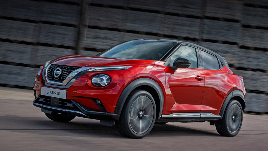 Nissan juke. Перешедшие по наследству круглые фары отличаются Y-образной структурой и светодиодной начинкой уже «в базе». Узкие ходовые огни соединяются с решёткой V-Motion. Цвет кузова Fuji Sunset — один из 11 возможных. Решительный вид дополняют 19-дюймовые легкосплавные диски.