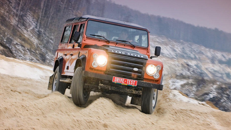 Land Rover Defender в грязи