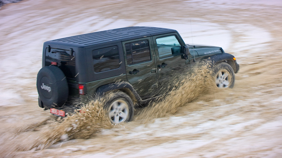 Land Rover Defender в грязи