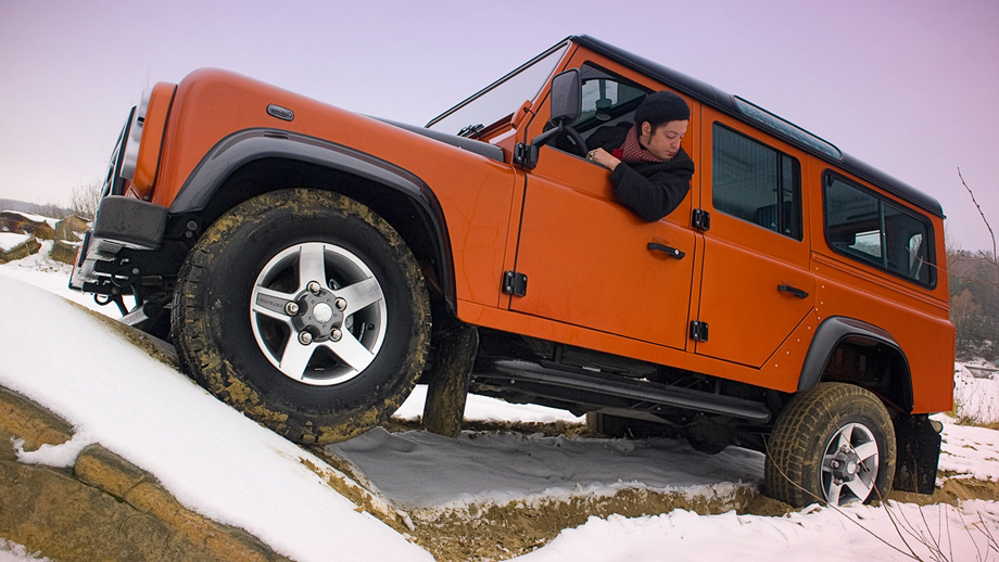 Land Rover Defender в грязи