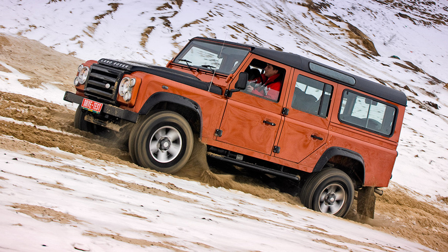 Land Rover Defender в грязи