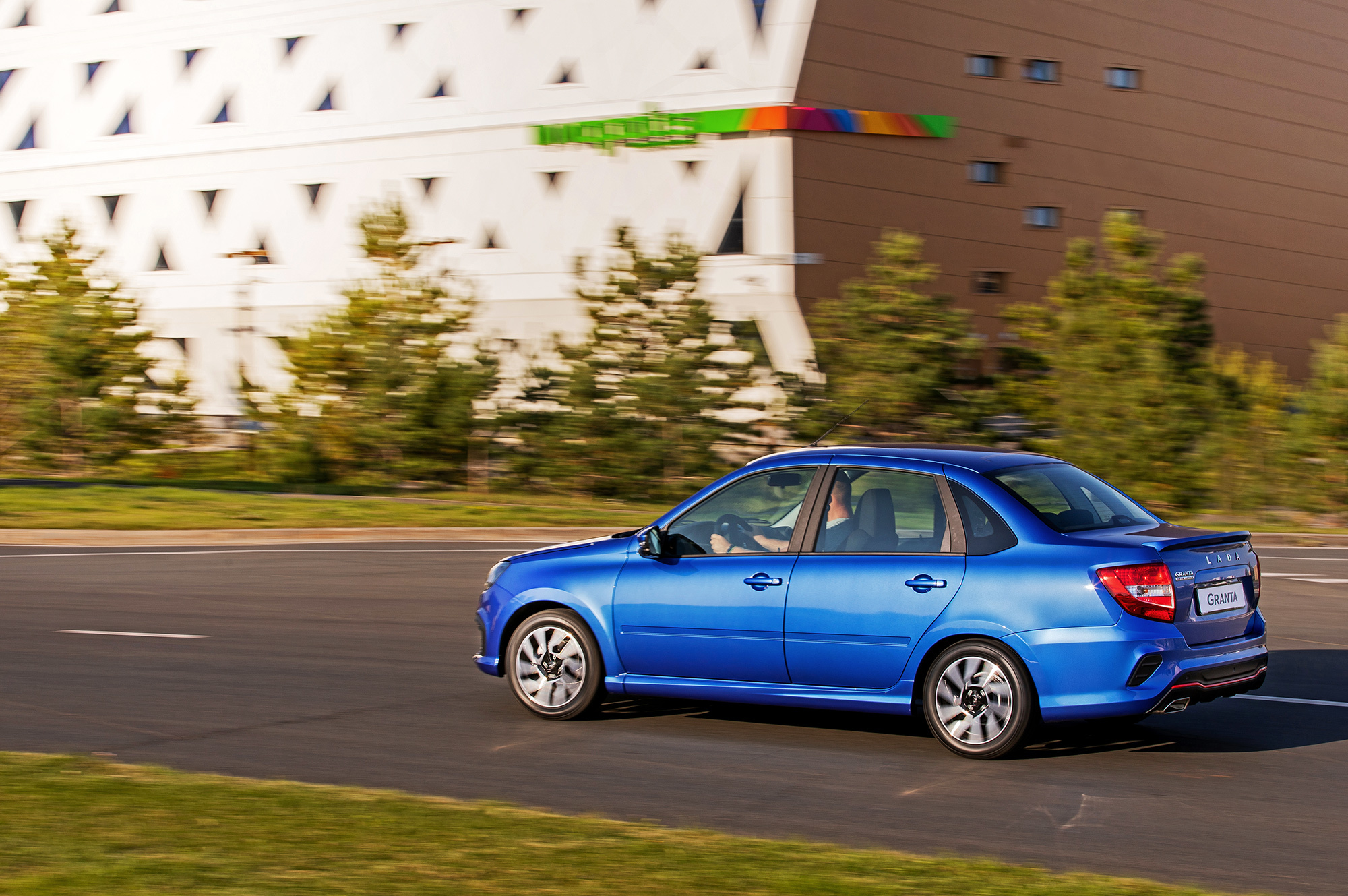 Пытаемся водить активно седан Lada Granta Drive Active — ДРАЙВ