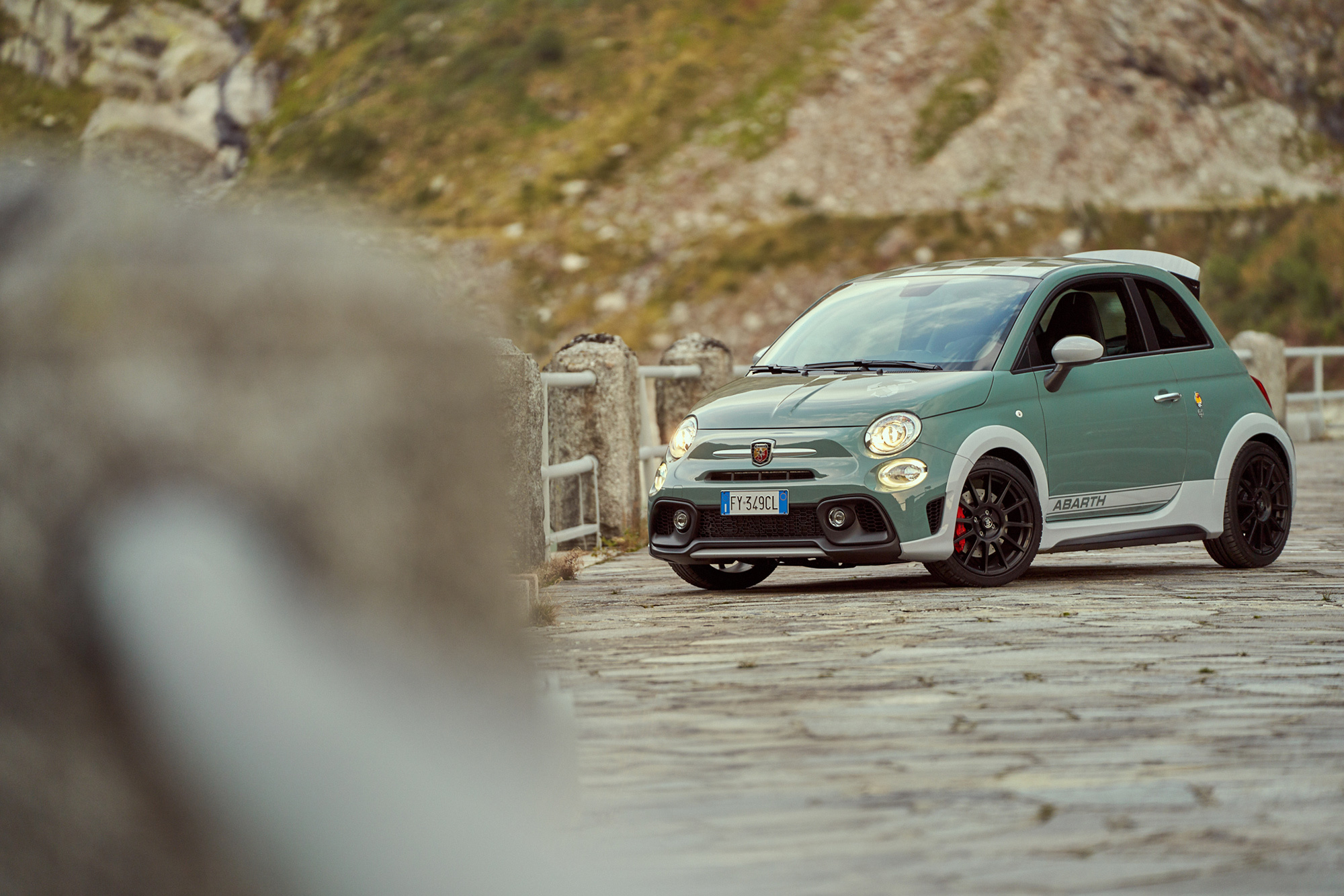 Хэтчбек Abarth 695 70°Anniversario удивил аэродинамикой — ДРАЙВ