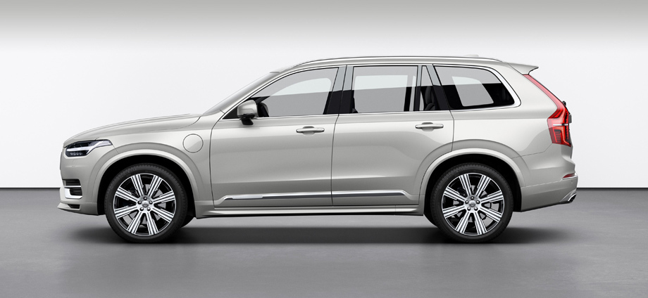             Компания Volvo рассчитывает, что к 2025 году 50% её продаж составят электромобили, а вторые 50% — гибриды вроде кроссовера <a href="/e/BwYowEAAAHc" class="c-link">XC90 Inscription T8 Twin Engine</a>. Моделей с обычными силовыми установками не будет.
