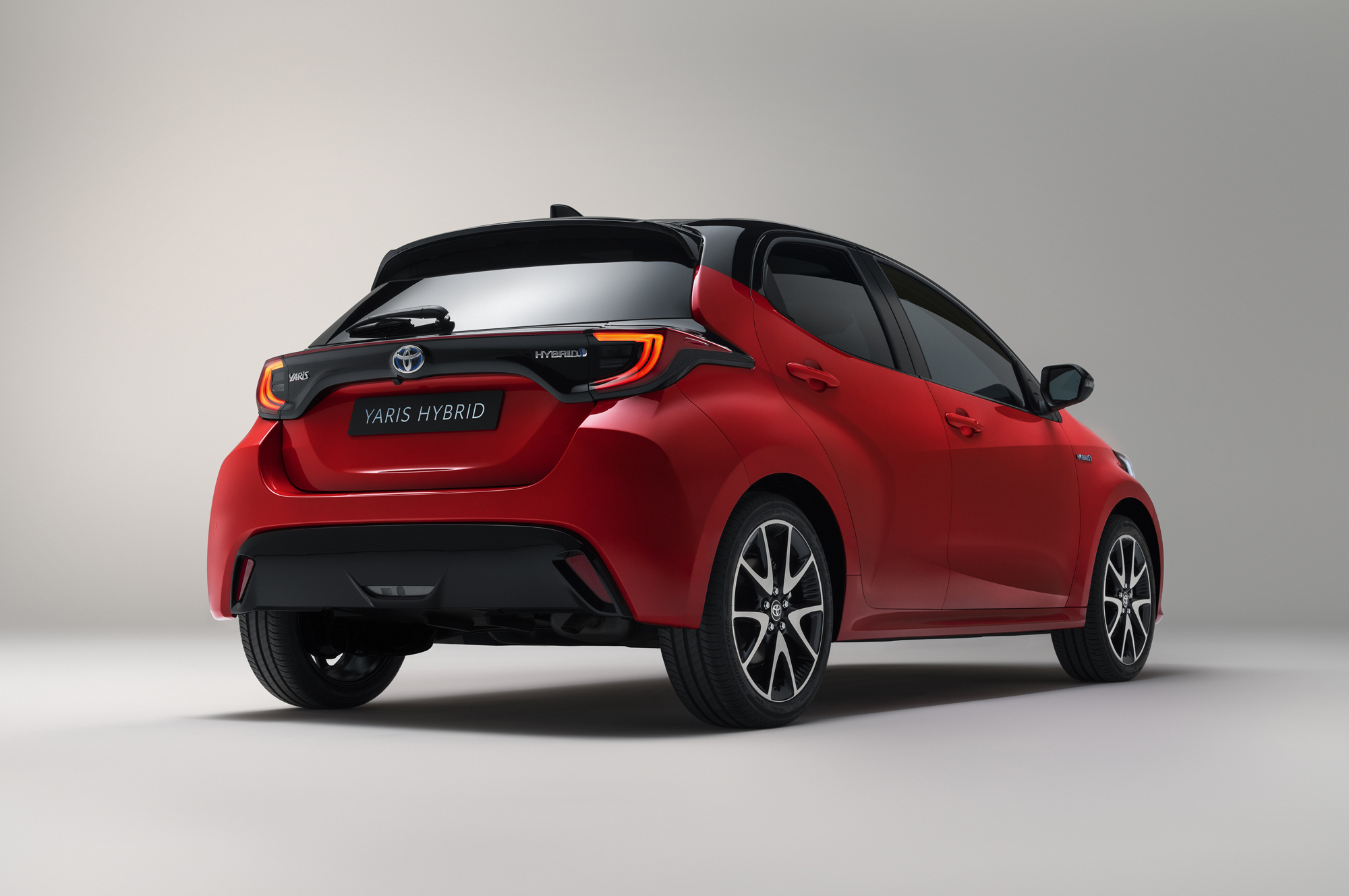 Хэтчбек Toyota Yaris стал просторнее и экономичнее — ДРАЙВ