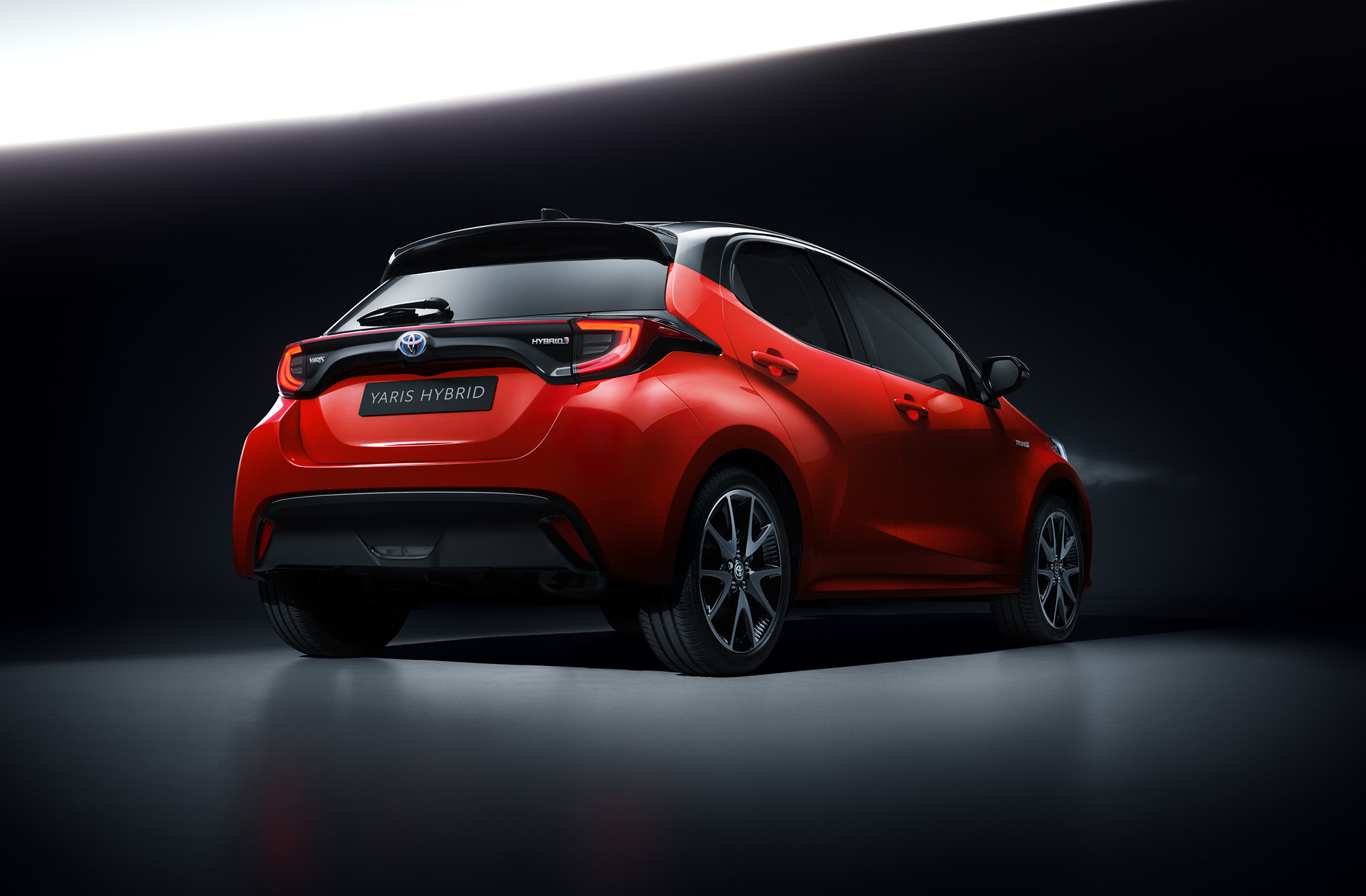 Хэтчбек Toyota Yaris стал просторнее и экономичнее — ДРАЙВ