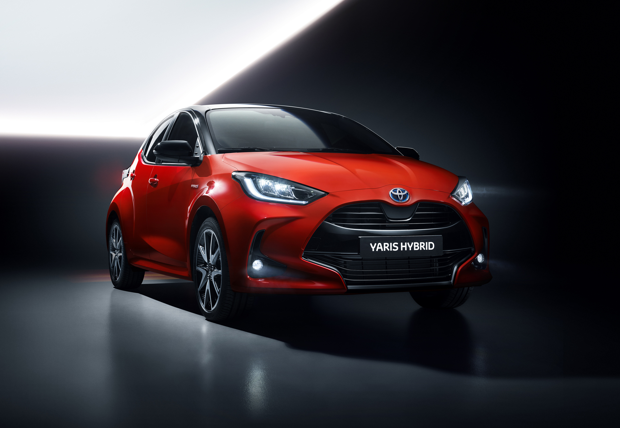 Хэтчбек Toyota Yaris стал просторнее и экономичнее — ДРАЙВ