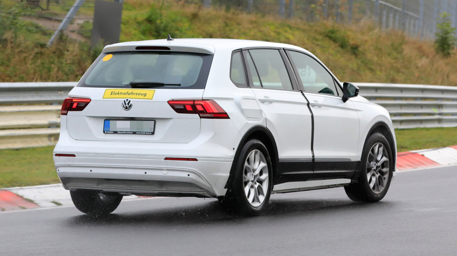             Компания Skoda уже намекала, что кроссоверов на «тележке» MEB у неё будет два. Вероятно, один получит ниспадающую крышу и купеобразный силуэт, а второй — кузов с более классическим кроссоверным обликом.
