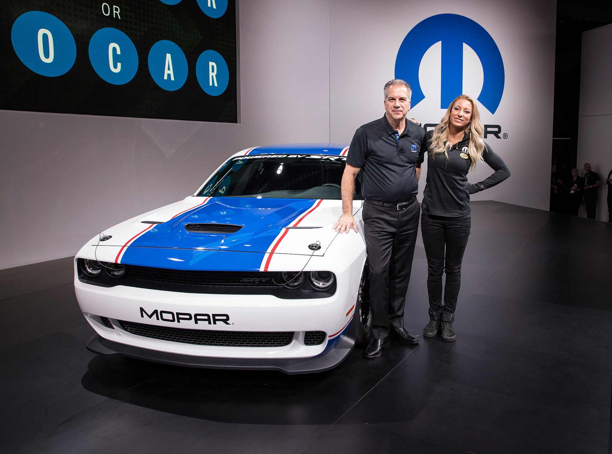 Дрэгстер Dodge Challenger Drag Pak оснастили парашютом на заводе — ДРАЙВ