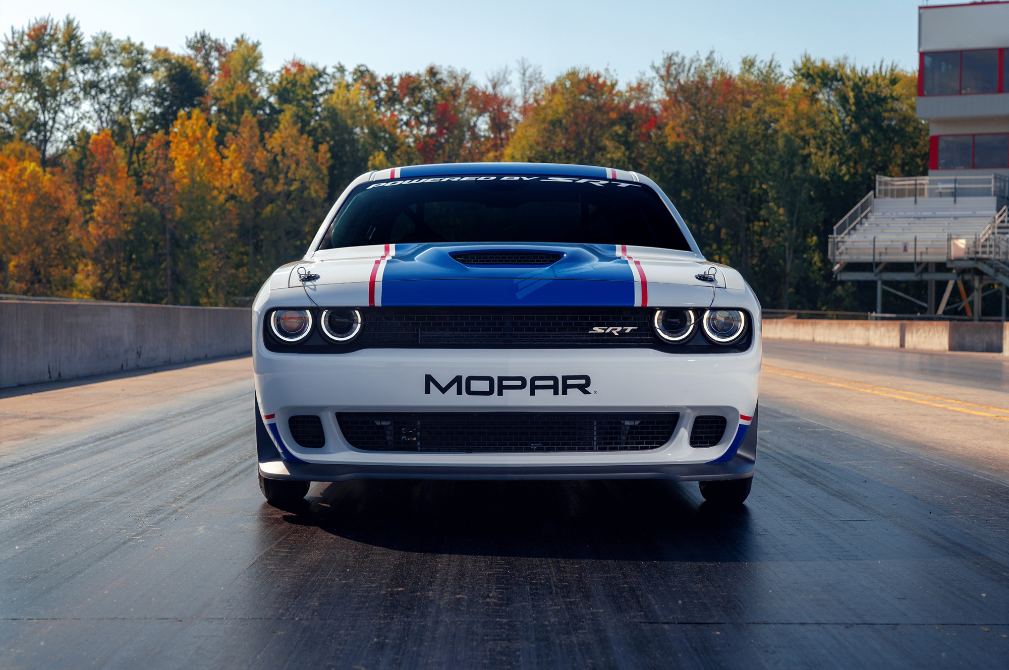 Дрэгстер Dodge Challenger Drag Pak оснастили парашютом на заводе — ДРАЙВ