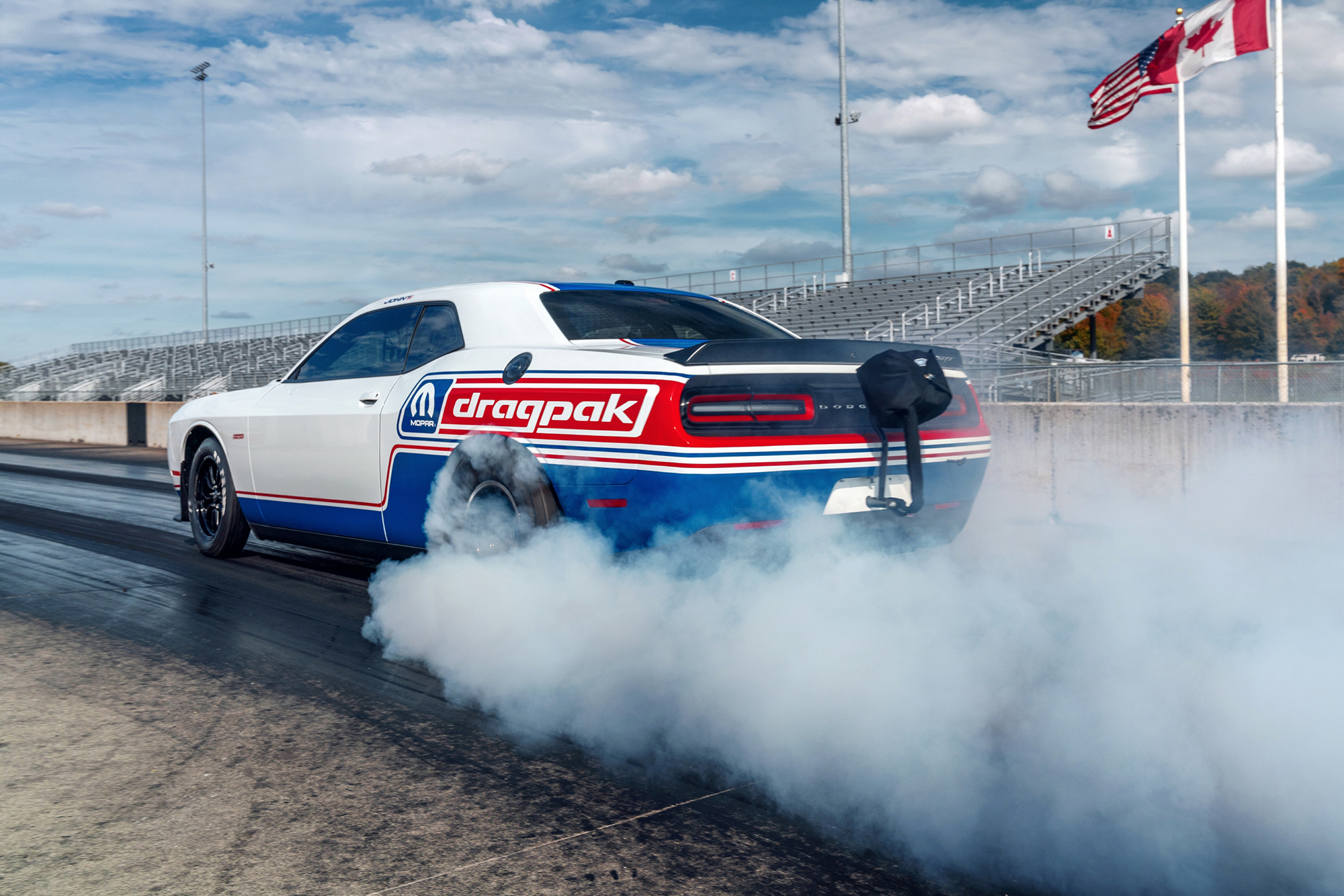 Дрэгстер Dodge Challenger Drag Pak оснастили парашютом на заводе — ДРАЙВ