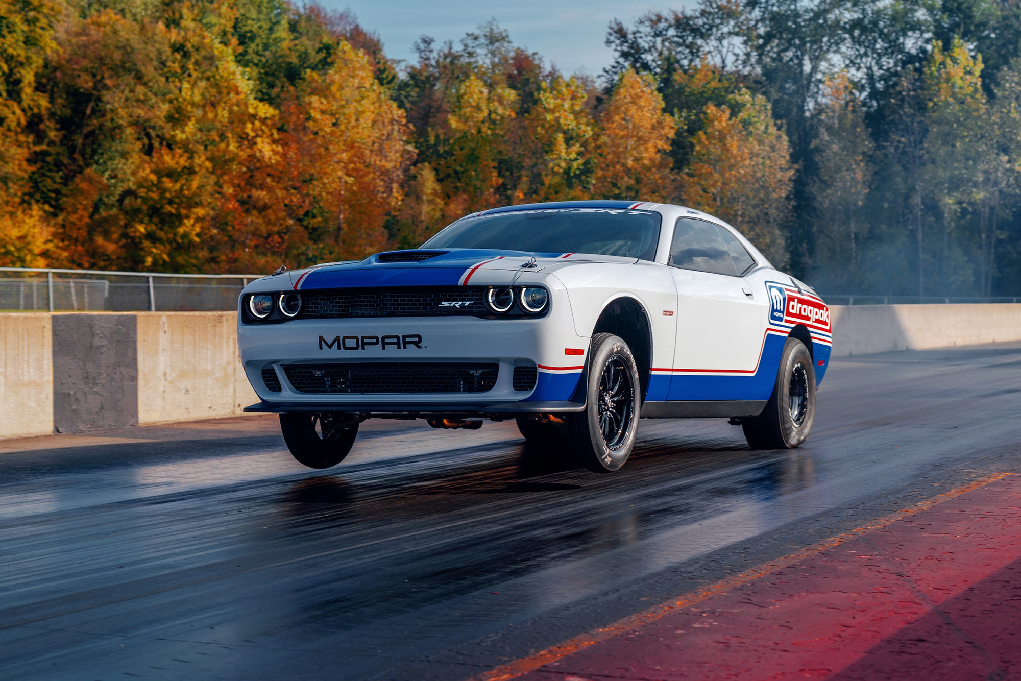 Дрэгстер Dodge Challenger Drag Pak оснастили парашютом на заводе — ДРАЙВ