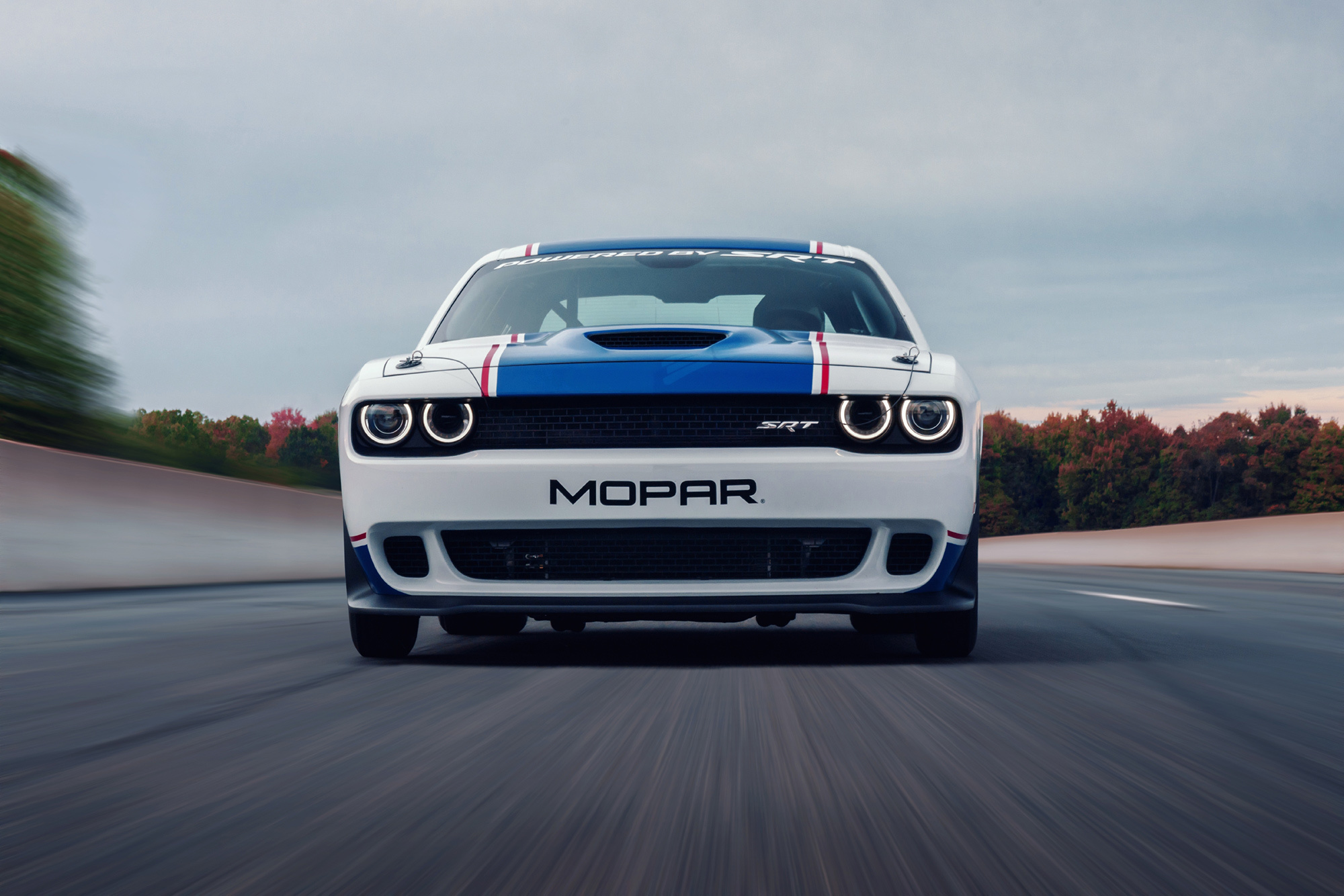 Дрэгстер Dodge Challenger Drag Pak оснастили парашютом на заводе — ДРАЙВ