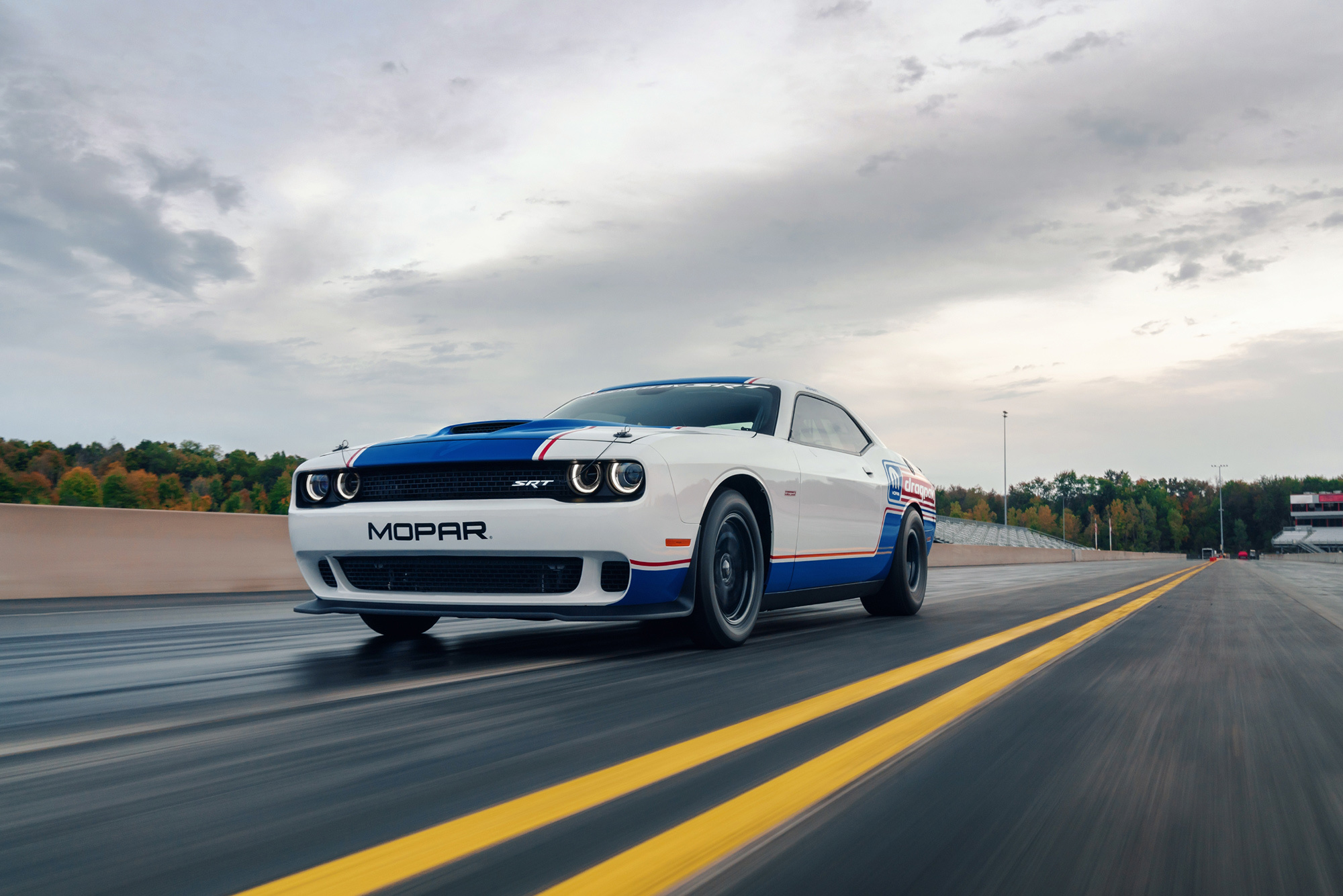 Дрэгстер Dodge Challenger Drag Pak оснастили парашютом на заводе — ДРАЙВ