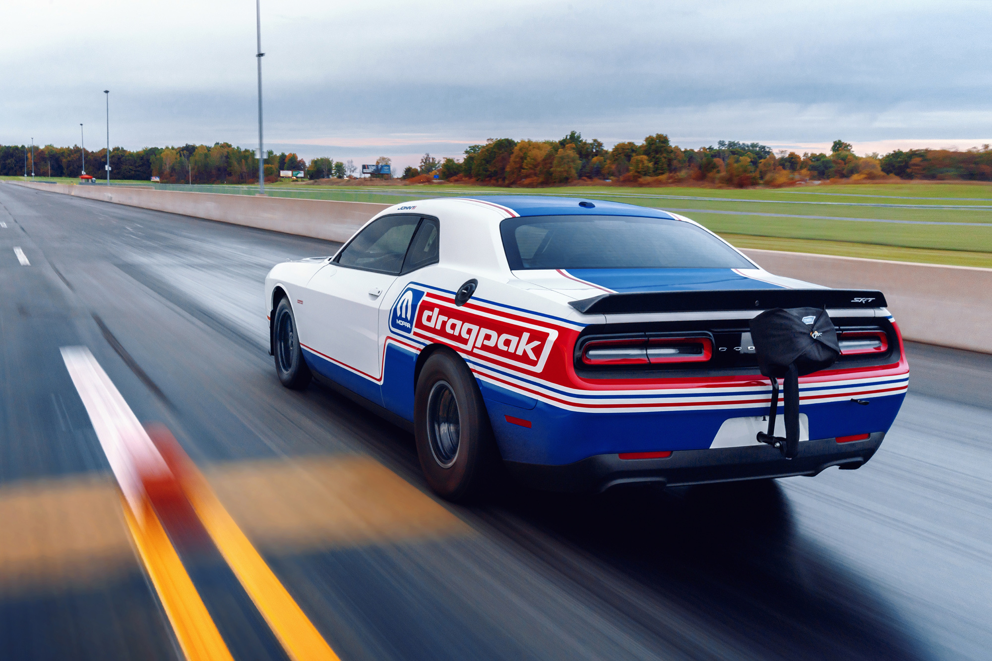 Дрэгстер Dodge Challenger Drag Pak оснастили парашютом на заводе — ДРАЙВ