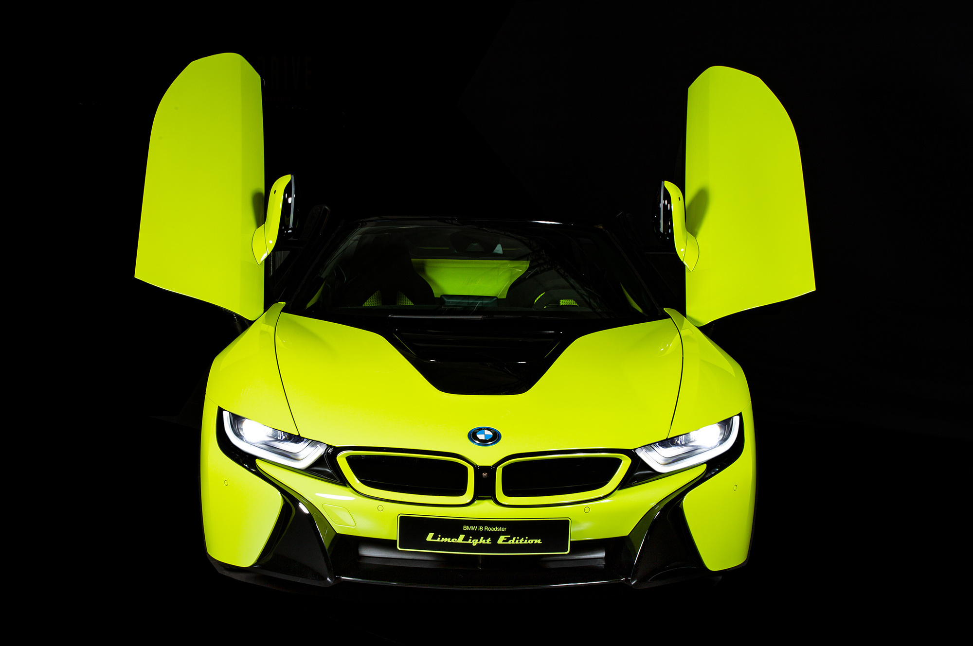 Гибрид BMW i8 Roadster LimeLight Edition «оделся» в алькантару — ДРАЙВ