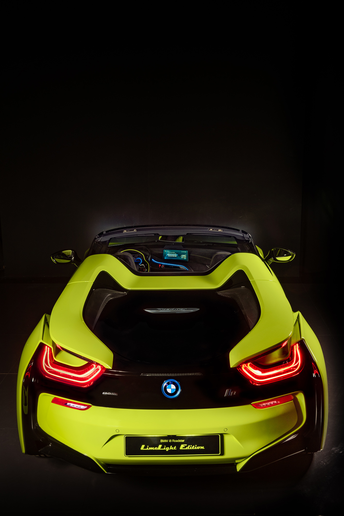 Гибрид BMW i8 Roadster LimeLight Edition «оделся» в алькантару — ДРАЙВ