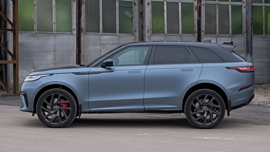             Range Rover может оснащаться пневмоподвеской, обязательной для Веларов с V6 и V8. Максимальном клиренс достигает 271 мм. Но в «сверхвнедорожное» положение Velar переходит, если застрял или движется вброд. Предельная глубина — 600 мм с обычной подвеской и 650 мм с пневматической. Топ-версия обладает оригинальными более собранными настройками пневмобаллонов, адаптивных стоек и стабилизаторов.

