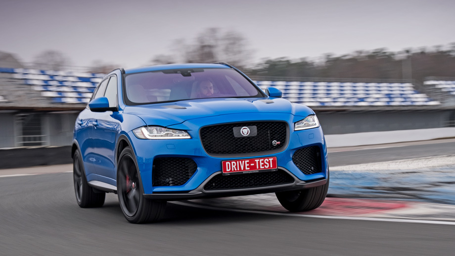             На нехватку кислорода с таким бампером не пожалуешься. Этот Jaguar укомплектован разноширокими колёсами диаметром 22 дюйма. Стоит попробовать уменьшить их на дюйм ради комфорта и курсовой устойчивости. Управляемостью BMW он и так не обладает.

