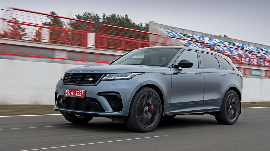             Самая дорогая опция Велара с V8 — матовая краска SVO Special Effect за 677 900 рублей. Неудивительно, что цена тестовой машины на 1,2 млн выше базовой. Но прочие допы дешевле: например, за диски диаметром 22 дюйма просят 84 700. Стандартные на дюйм меньше.
