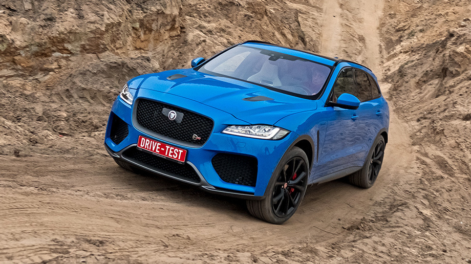             Jaguar движется по буеракам чуть плавнее «эмки». Клиренс скромен, подвеска короткоходна — но в наших условиях не пришлось пожалеть об отсутствии специальной внедорожной программы.
