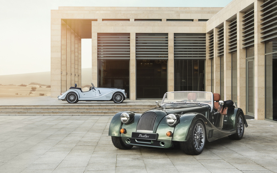 В родстере Morgan Plus Six установлена рядная наддувная «шестёрка» BMW 3.0 B58 (340 л.с., 500 Н•м), совмещённая с восьмидиапазонным «автоматом». Сухая масса модели — 1075 кг. Разгон до ста занимает 4,2 с, максималка равна 267 км/ч.