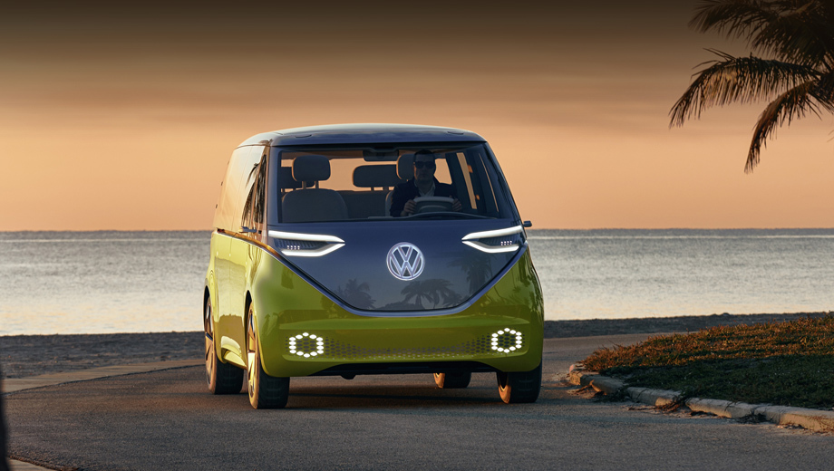 Volkswagen id buzz. Как концепт электрический микроавтобус ID. Buzz был представлен в 2017 году. Теперь компании предстоит построить партию образцов с высокой степенью автономности. В серийную модель ID. Buzz превратится в 2022-м.