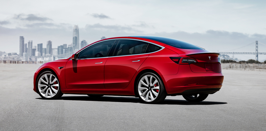            Расценки на Теслу 3 в США составляют: $39 990 (2,5 млн рублей) за версию RWD Standard Range Plus (паспортный запас хода 250 миль или 402 км, разгон до 60 миль/ч за 5,3 с),  $48 990 за AWD (Dual Motor) Long Range (322 мили или 518 км) и $56 990 за Performance (310 миль или 499 км).
