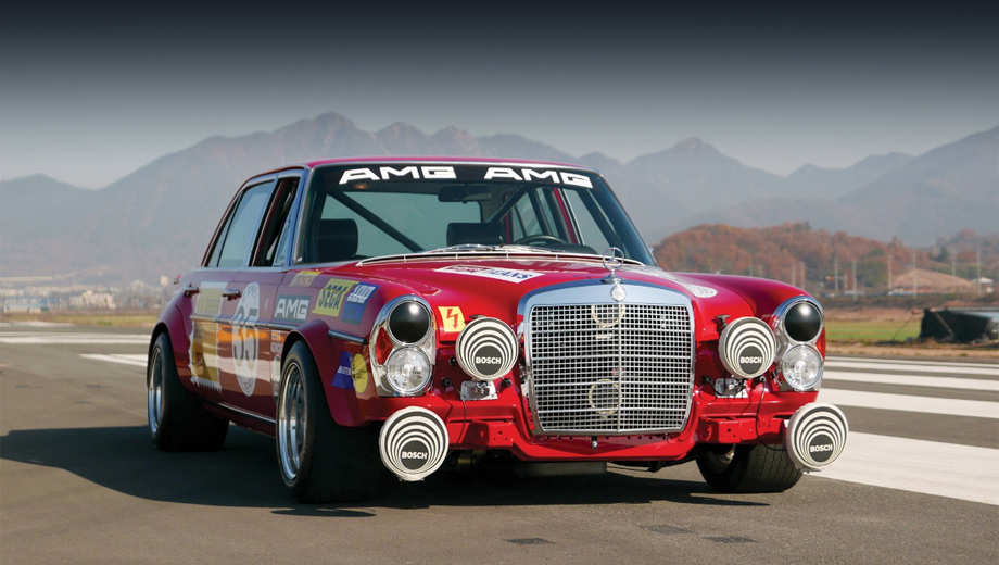 Mercedes 300 sel. Прозвище «Красная свинья» машина заслужила из-за неуклюжих пропорций и, естественно, окраски. Когда это название родилось, про AMG ещё мало кто слышал. Но модель показала всю свою серьёзность на гоночных трассах.