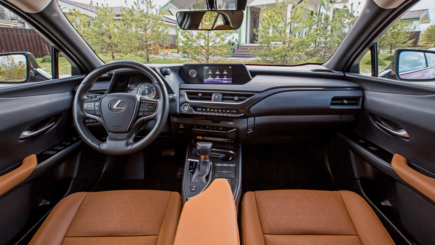             На фото салон Лексуса выглядит богаче, чем в жизни: материалы отделки местами простоваты, некоторые кнопки слишком дёшевы. Крохотный перчаточный ящик лишён отделки, но запирается на ключ. Руль лоснится при пробеге 18 тысяч километров.
