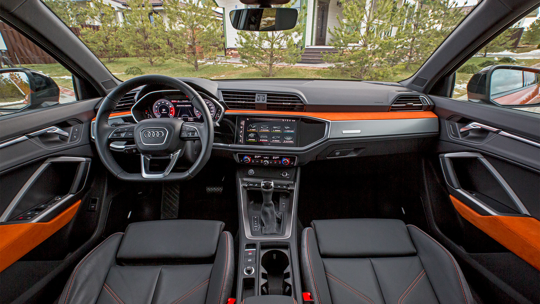             Интерьер Q3 добротен, но мягка на ощупь только его верхняя часть. Цветные вставки из алькантары стоят 28 900 рублей, но есть сомнения в их живучести. Контурная подсветка обойдётся в 18 тысяч, а многоцветная — в 26 тысяч.
