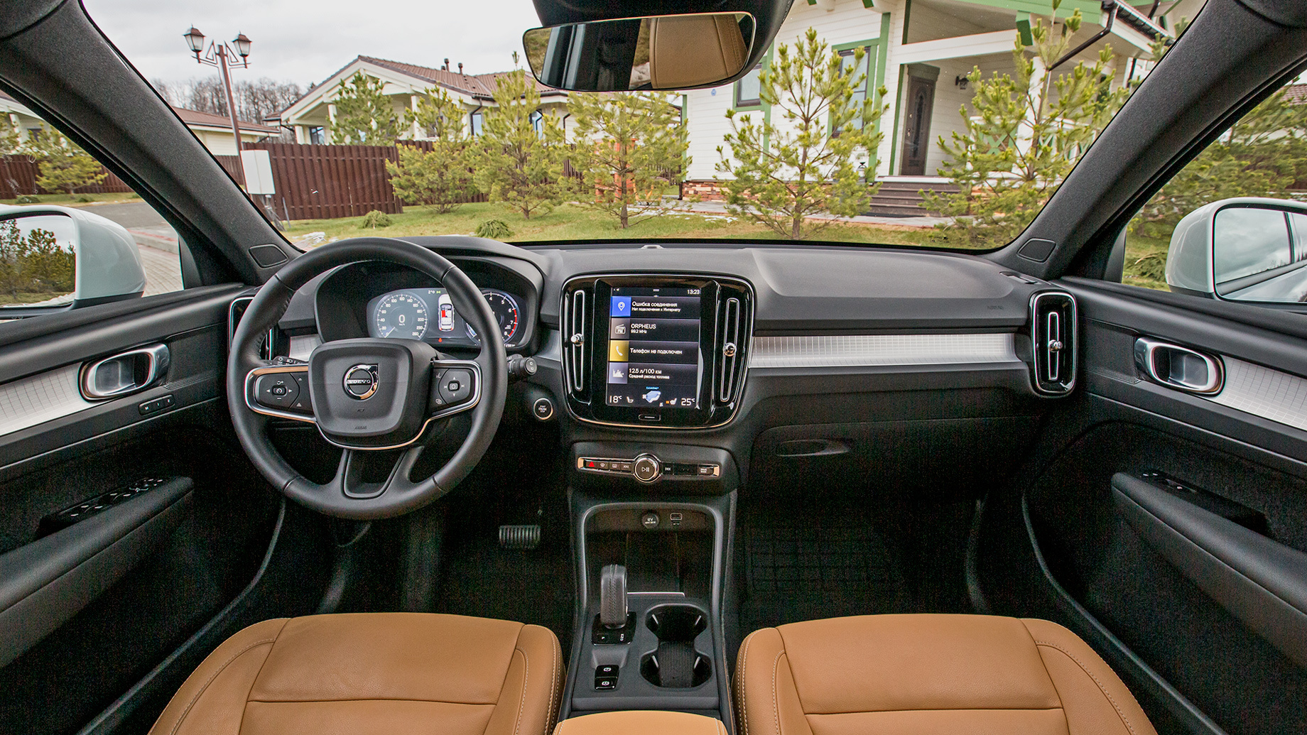             Volvo удачно сочетает приятные материалы с качественной фурнитурой. Кресла и руль долго прогреваются и неохотно остывают. Мультимедийная система неплохо маскирует возраст, но управление климатом и подогревами через тачскрин доставляет неудобство.
