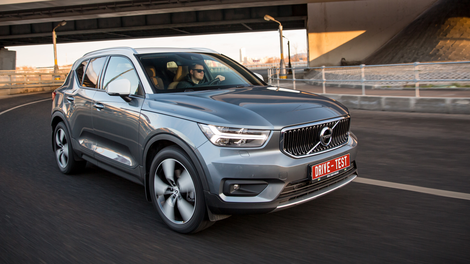             Несмотря на излишне лёгкий руль, пробелов во взаимопонимании с Volvo не возникает. Крены умеренны. По идее для XC40 предлагается заниженное спортшасси и электронноуправляемые амортизаторы, но и стандартная подвеска отлично справляется со своими задачами.
