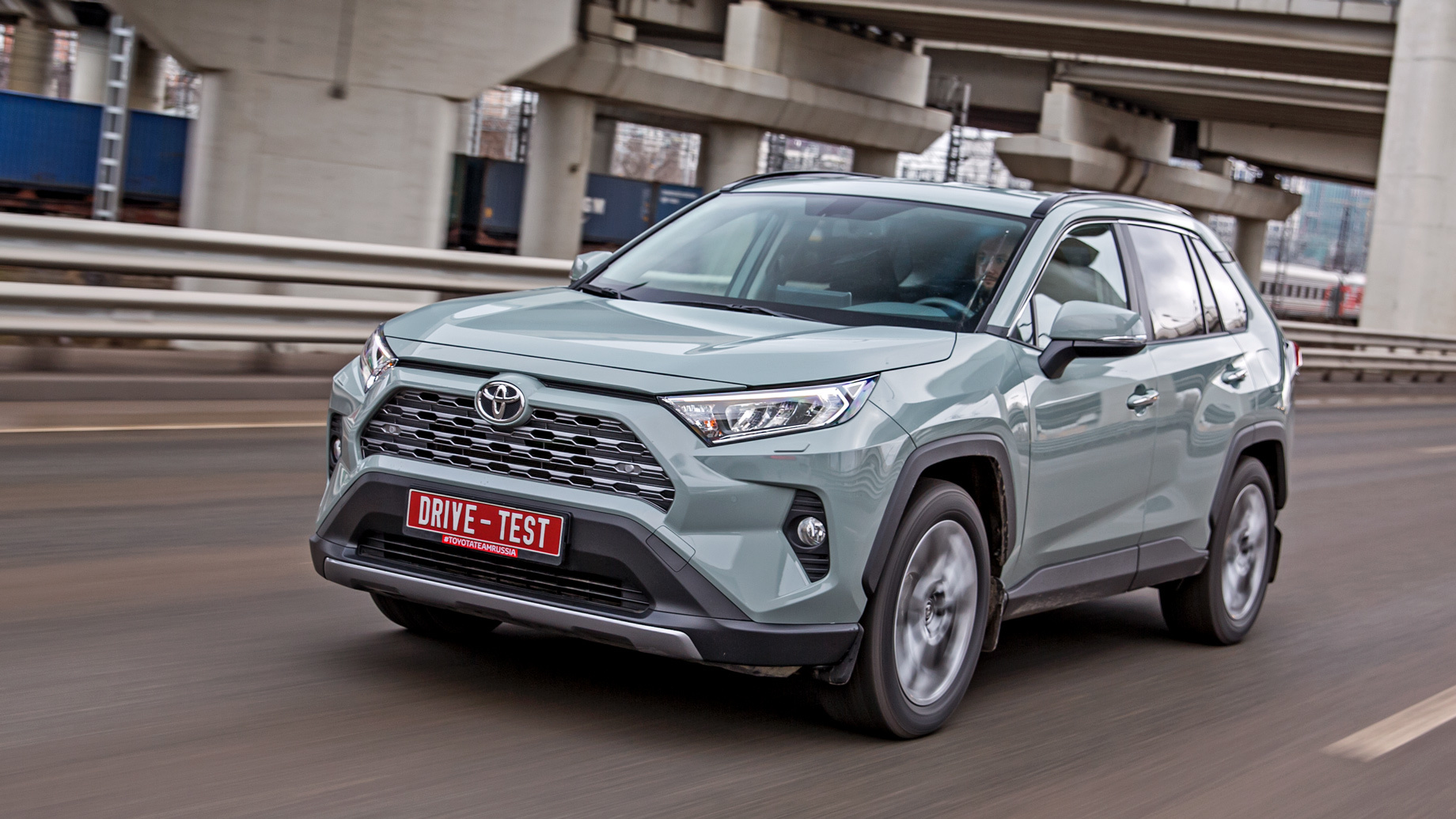             Toyota собирается в Петербурге, причём по полному циклу. Каких-то проблем с качеством изготовления на машине из пресс-парка мы не отметили, но и ожидаемой ценовой форы нет.
