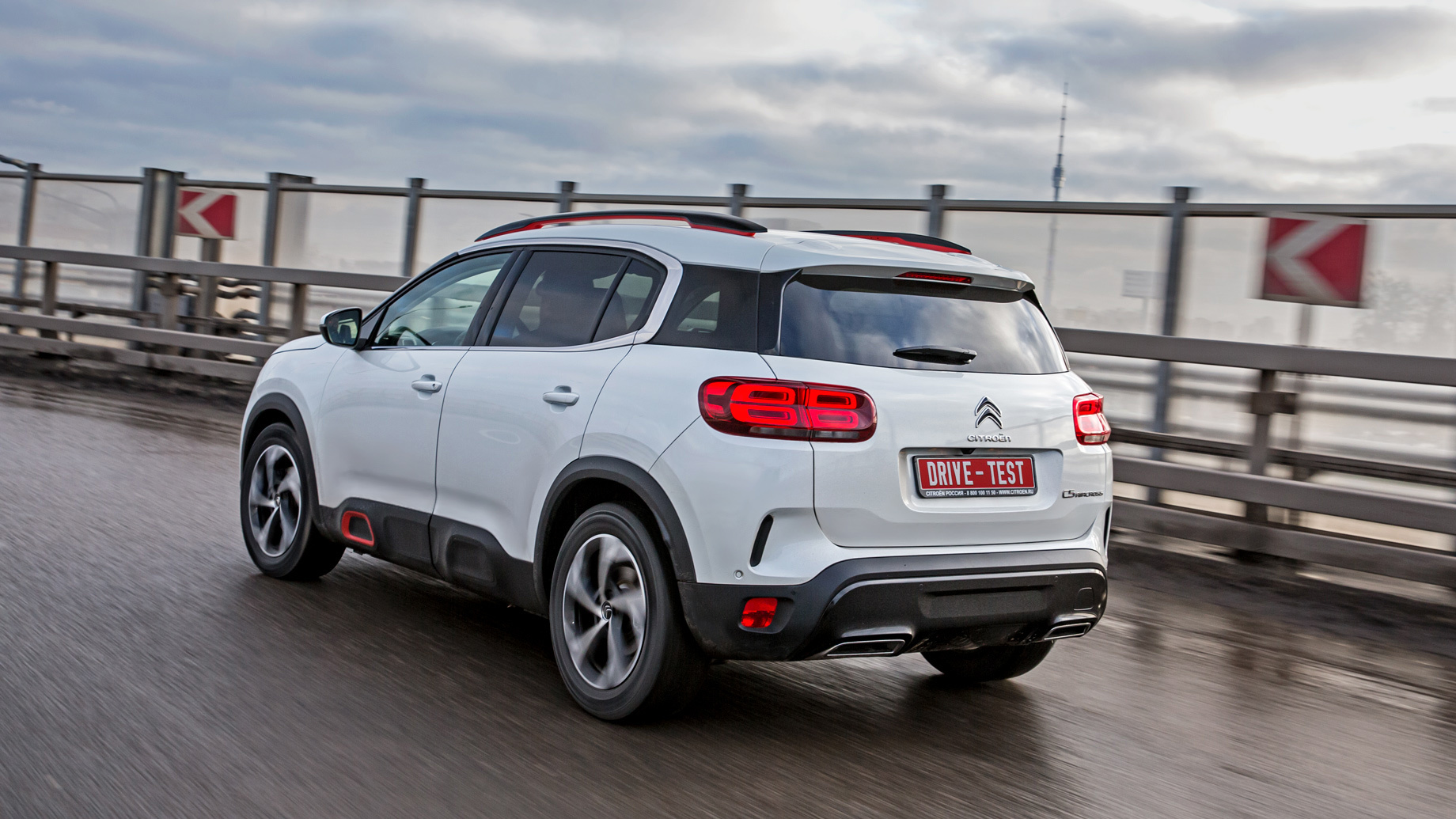             Citroen C5 Aircross стартовал вяло: за полгода продано всего 173 машины. Не сравнить с тридцатью тысячами Тойот. Причём в декабре представительство рапортовало о рекордных месячных продажах за всю историю RAV4 в России.
