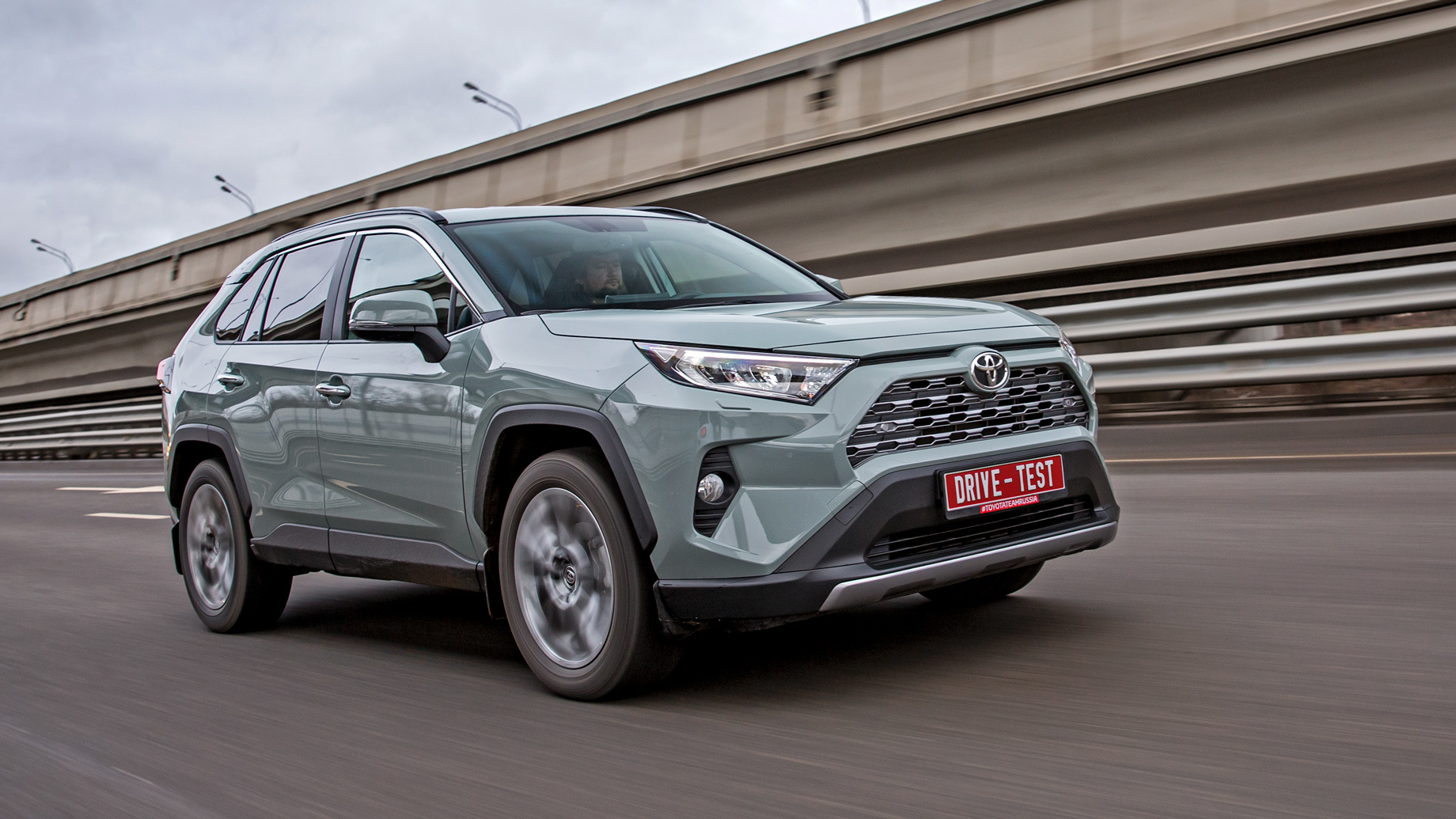             На колеях, которые не замечает Citroen, RAV4 нестабилен.
