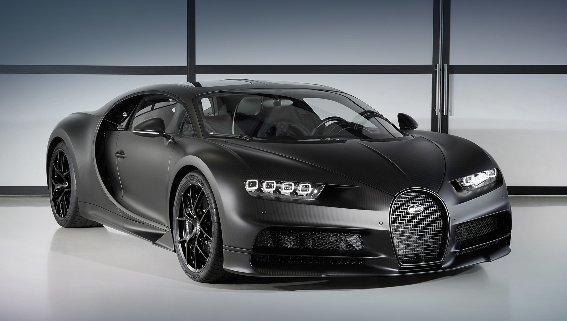 Bugatti chiron. Реальная цена юбилейного купе неизвестна. Загадкой остаётся и имя владельца, который получит свой автомобиль только после закрытия Женевского автосалона 15 марта. Ещё 19 гиперкаров специального издания доставят покупателям во втором квартале 2020 года.