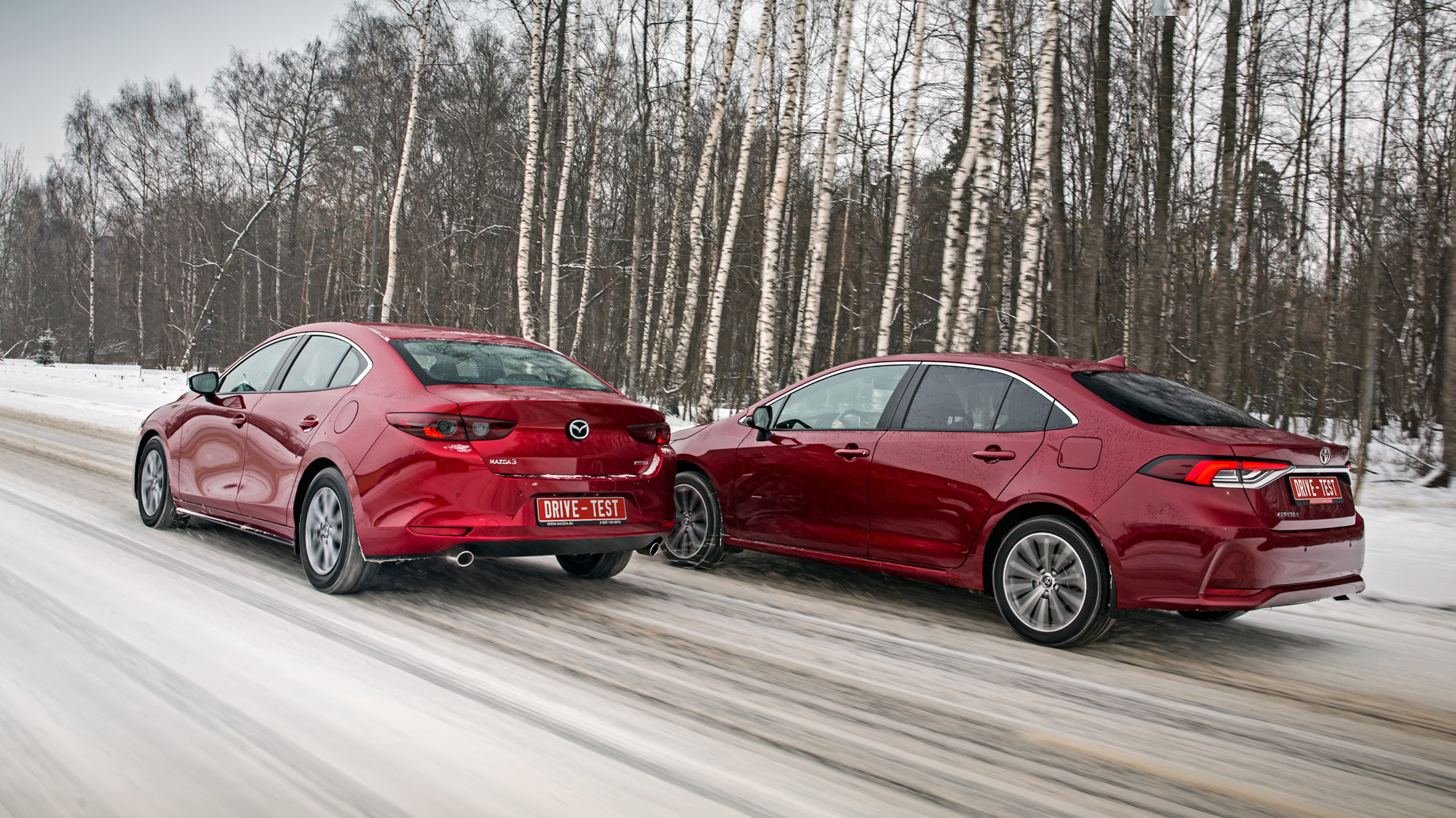 Машем из отъезжающей Октавии седанам Mazda 3 и Toyota Corolla — ДРАЙВ